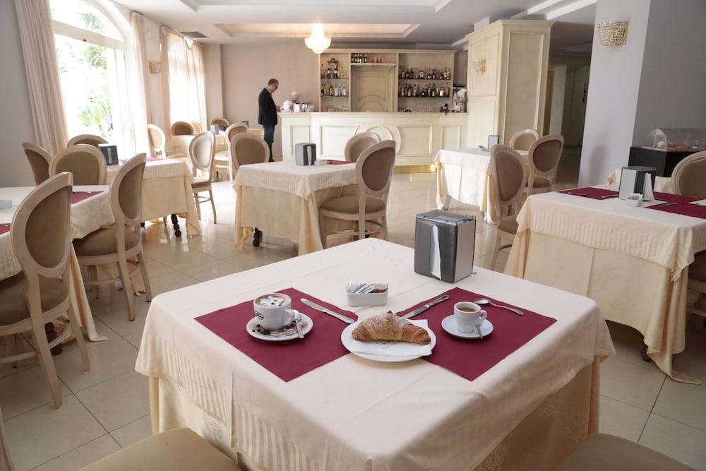 Club Hotel Kennedy Roccella Ionica Extérieur photo